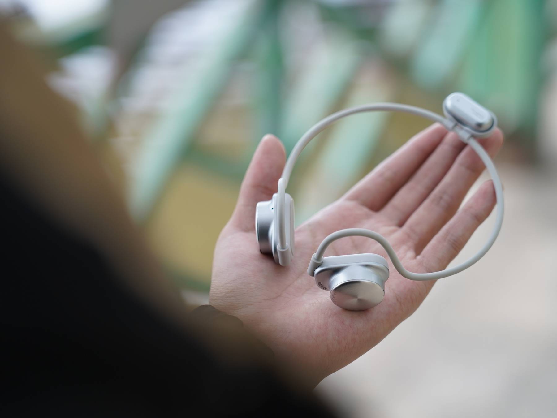 耳挂式智能音箱+可拆卸麦克风？弱水时砂SpeakFeel玩法有点多