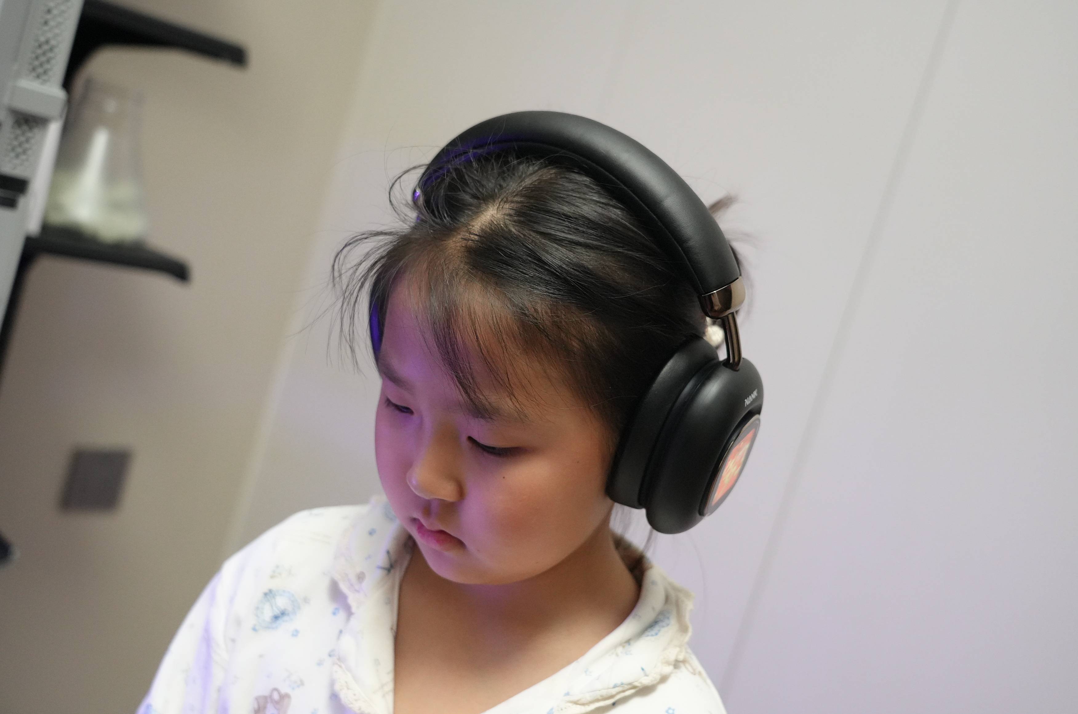 头戴耳机新卷王！南卡Show实测：灵动屏+顶格音质通勤娱乐全拿捏