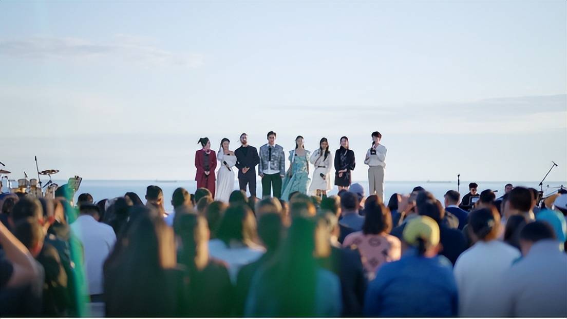 蔡程昱李佩玲沙漠里捡化石？《声起地平线》开启阿克套双面采风封面图