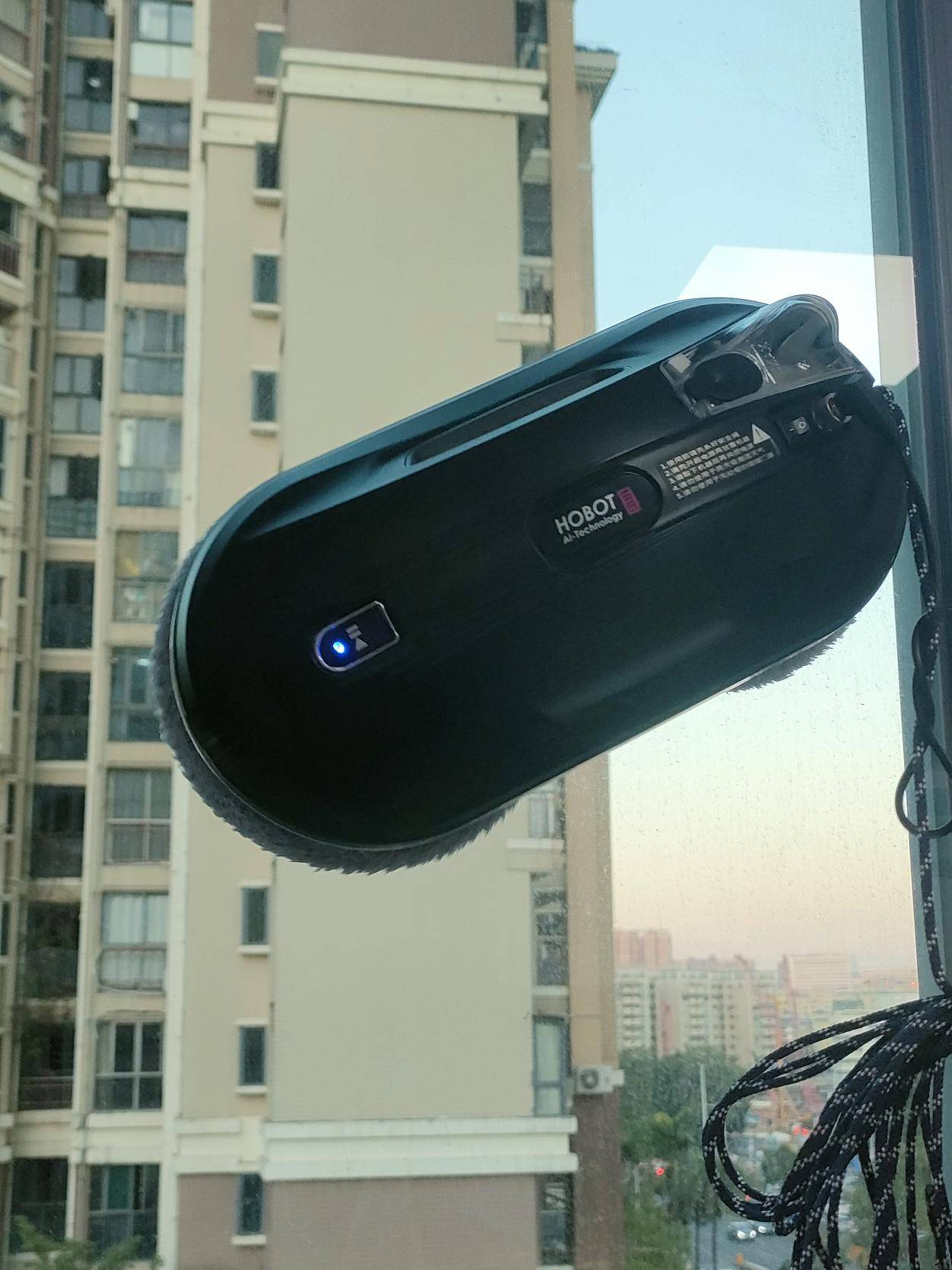 擦窗机器人横评：玻妞388好用吗？希亦W1、小狗W7百元到千元级实测对比