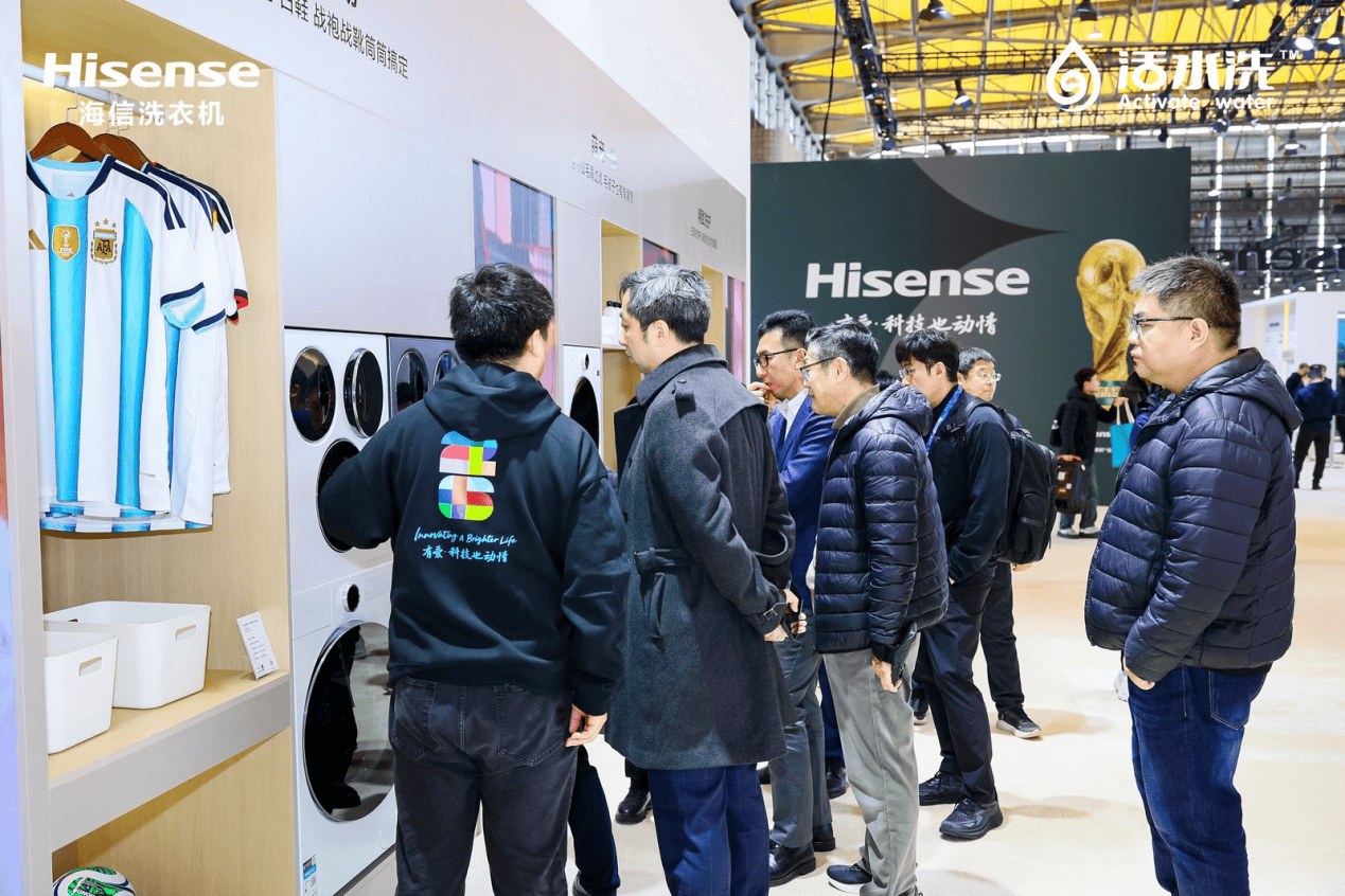 《AWE2026开幕即引爆！海信全家筒新品棉花糖U7S惊艳亮相，引现场围观》