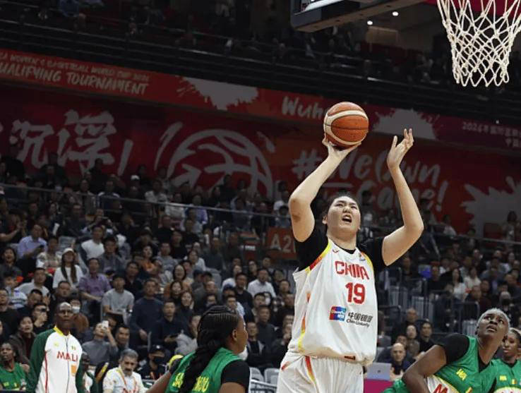 女篮两大球员逆转质疑！张子宇单核强势拉开比分，杨舒予展现双能卫魅力