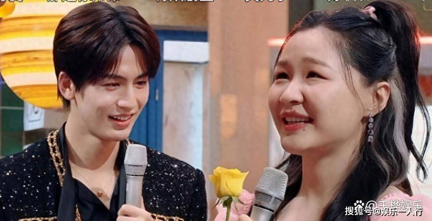 金靖羡慕张凌赫拍了那么多吻戏，她说：我想跟你演，喜剧女王的转型野心藏不住了，他3字回