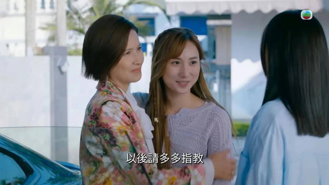 鍾柔美感謝劇中媽咪邵美琪在拍攝時，幫助了她很多。（《臥底嬌娃》劇集截圖）