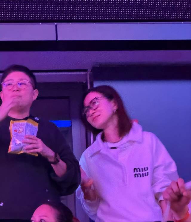 佘诗曼现身孙燕姿演唱会，曾翻唱遇见，港剧女王乐坛天后神仙同框 