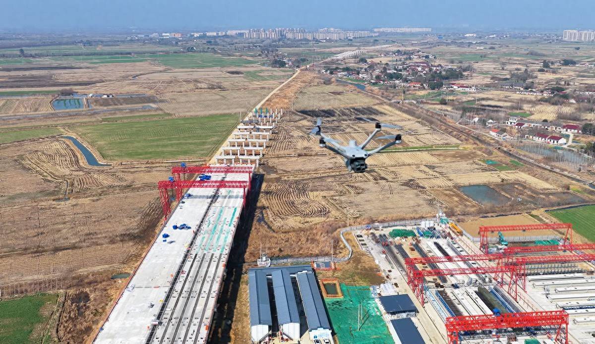 成功首飞S30铜商高速杭埠河大桥低空智能巡检试点作业