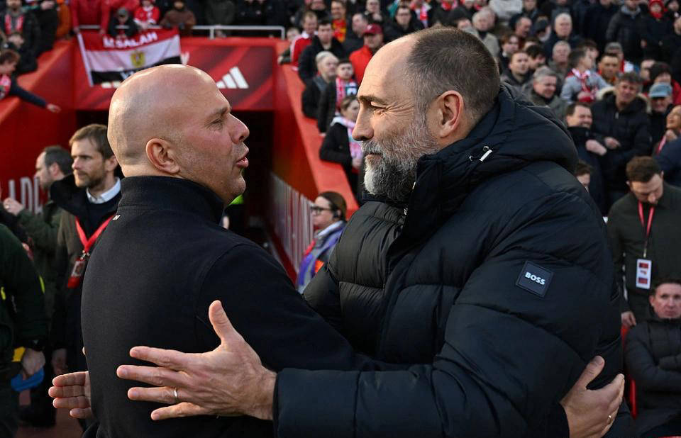 利物浦10亿豪阵被浪费？主帅斯洛特换人惹争议，欧冠出局或将面临下课危机