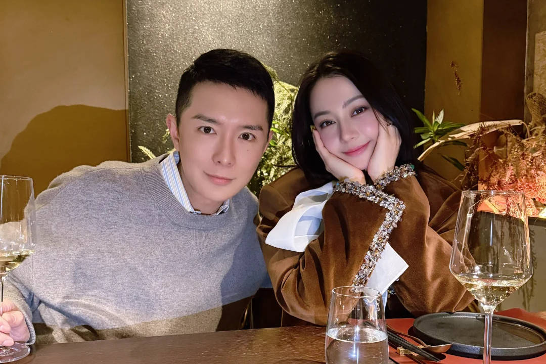 迪丽热巴回国后首曝友人聚餐照！娇羞微醺状态佳引关注