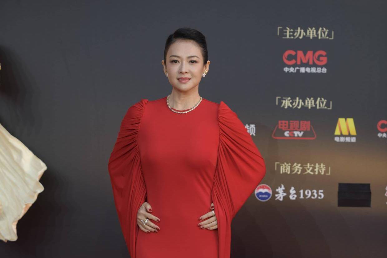 章子怡红毯亮红色礼裙惊艳全场，尽显国际巨星风采