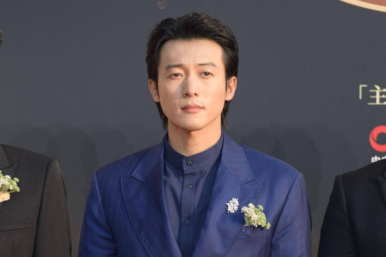 侯雯元否认恋情后红毯首秀 宝蓝西装尽显儒雅魅力