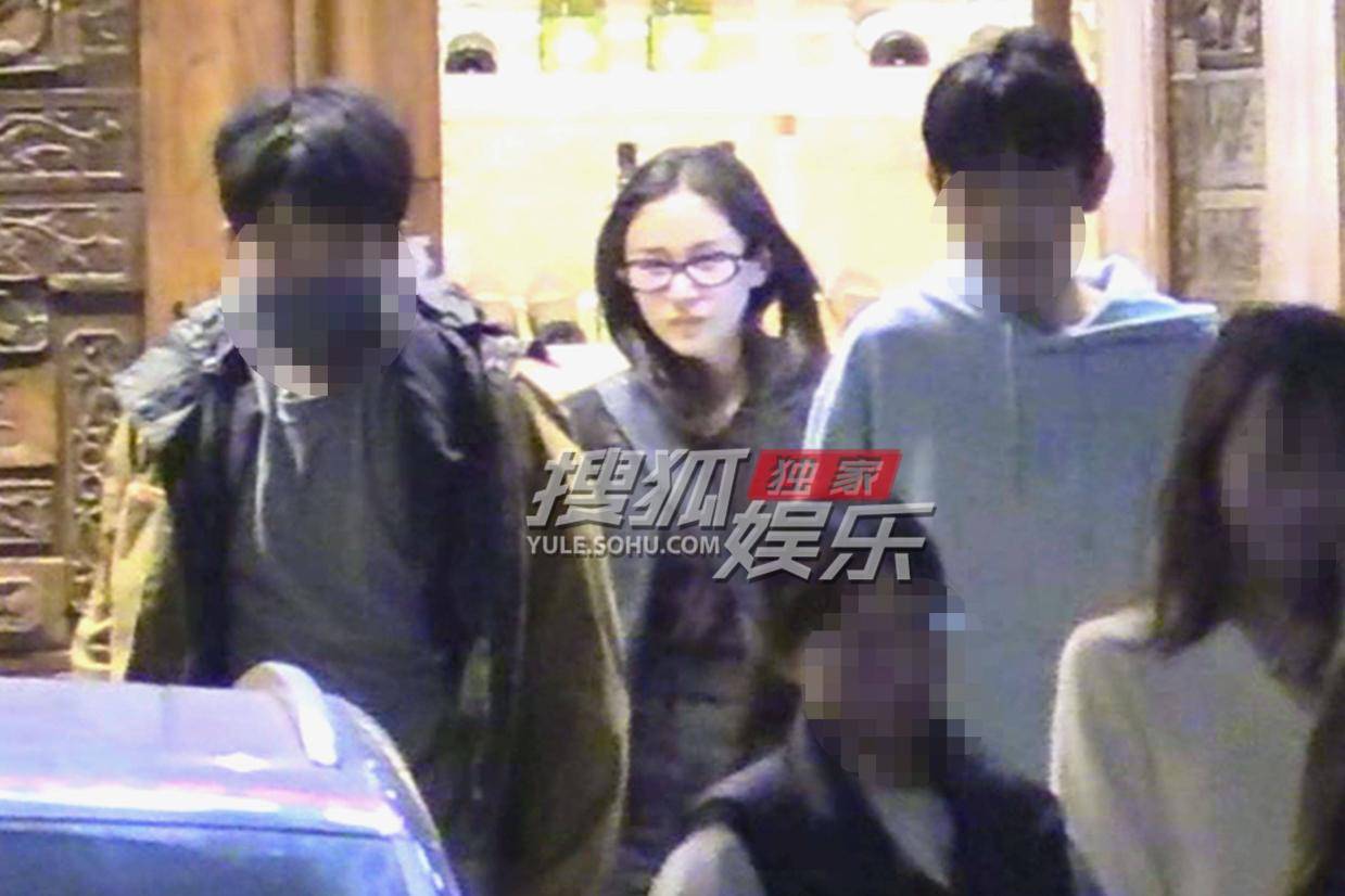 王子文低调陪儿子参加同学聚会 母爱满满获赞