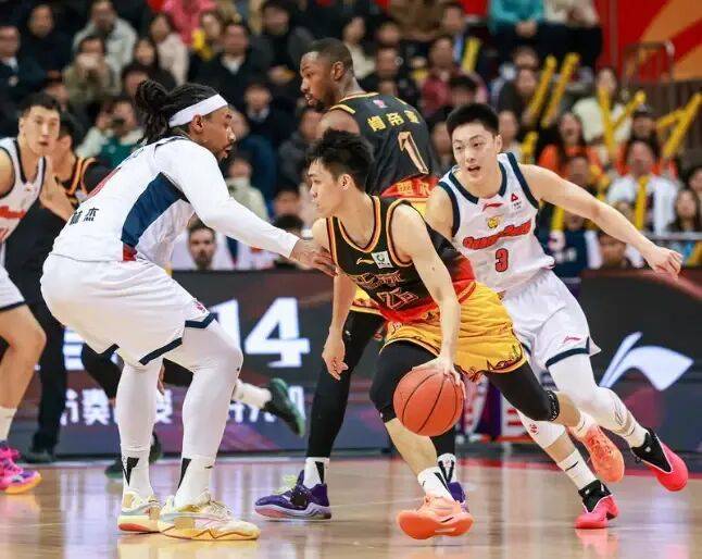 打爆胡明轩和徐杰！中国男篮第一后卫横空出世，杜锋痛批球队