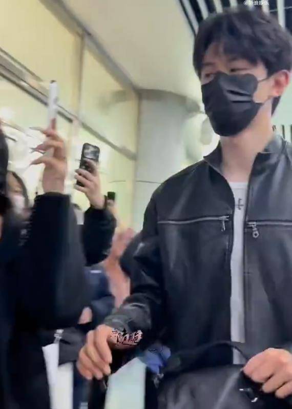 原创 演员邓凯被粉丝“强制爱”，大喊“我不行了，我受不了了”封面图