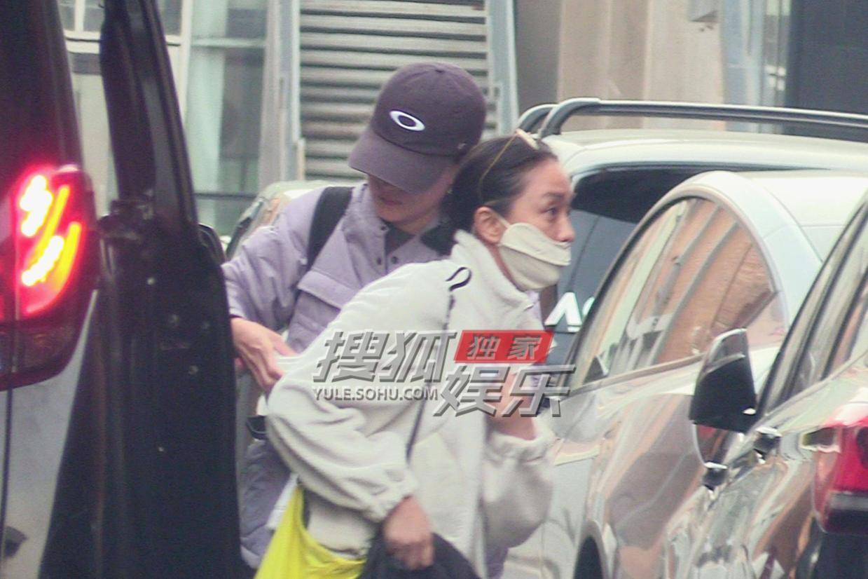 周迅车内用餐赶工作，深夜收工仍神采飞扬