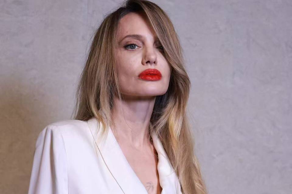 朱莉舒淇娜扎同框秀优雅，李昀锐蓝色西装尽显绅士风范