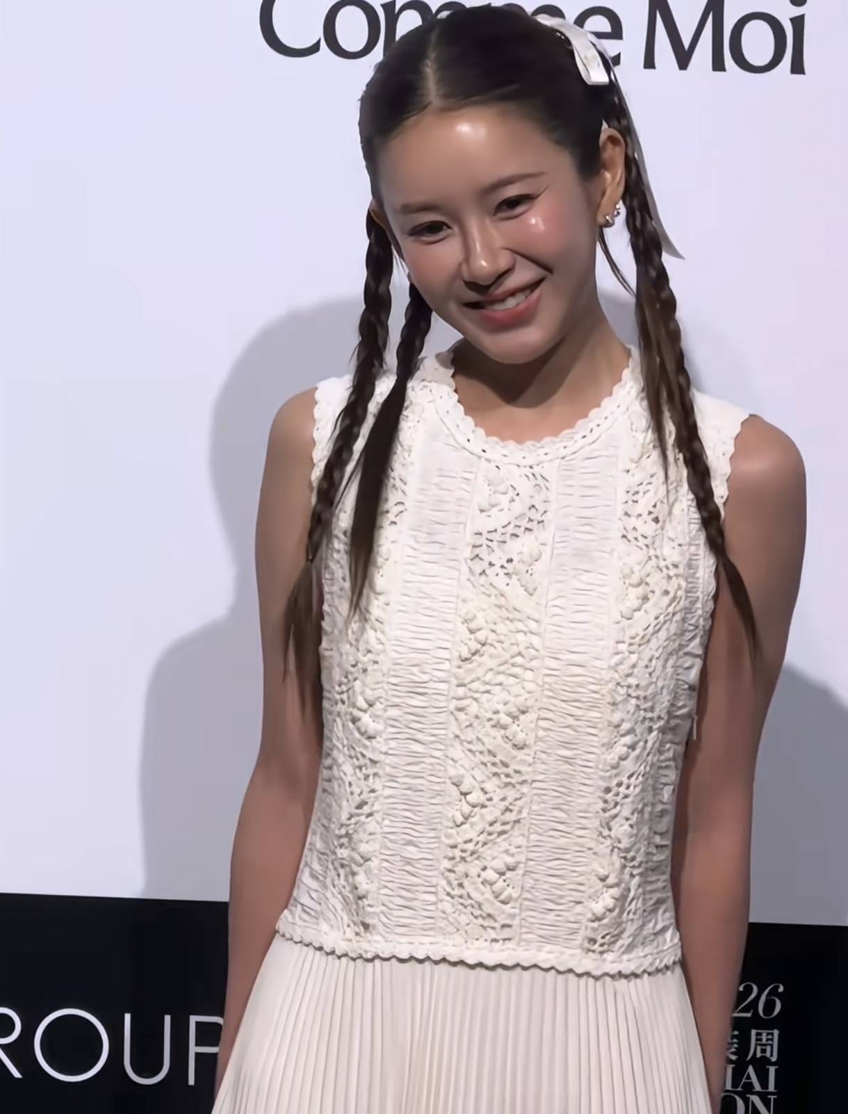 陈赫老婆张子萱久违出席活动一袭白裙扎着双马尾看着又老又小