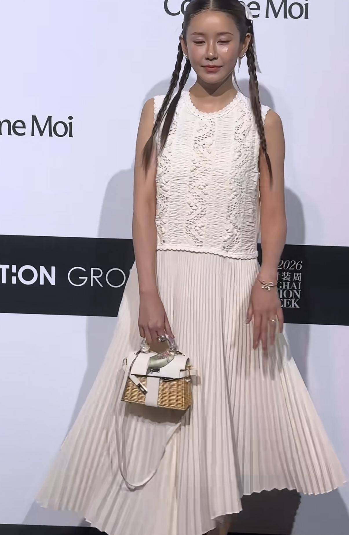 陈赫老婆张子萱久违出席活动一袭白裙扎着双马尾看着又老又小