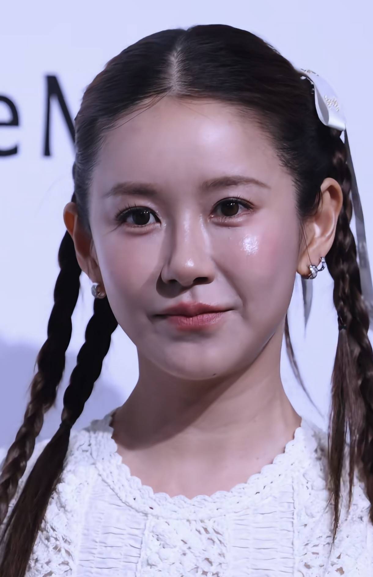 陈赫老婆张子萱久违出席活动一袭白裙扎着双马尾看着又老又小