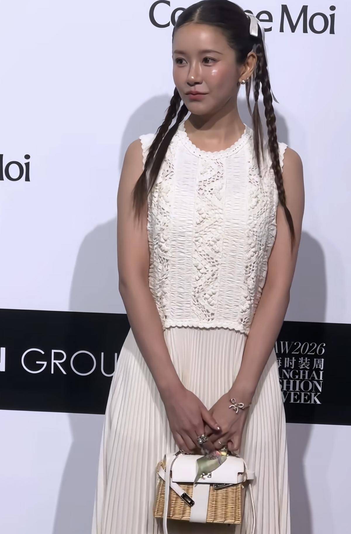 陈赫老婆张子萱久违出席活动一袭白裙扎着双马尾看着又老又小