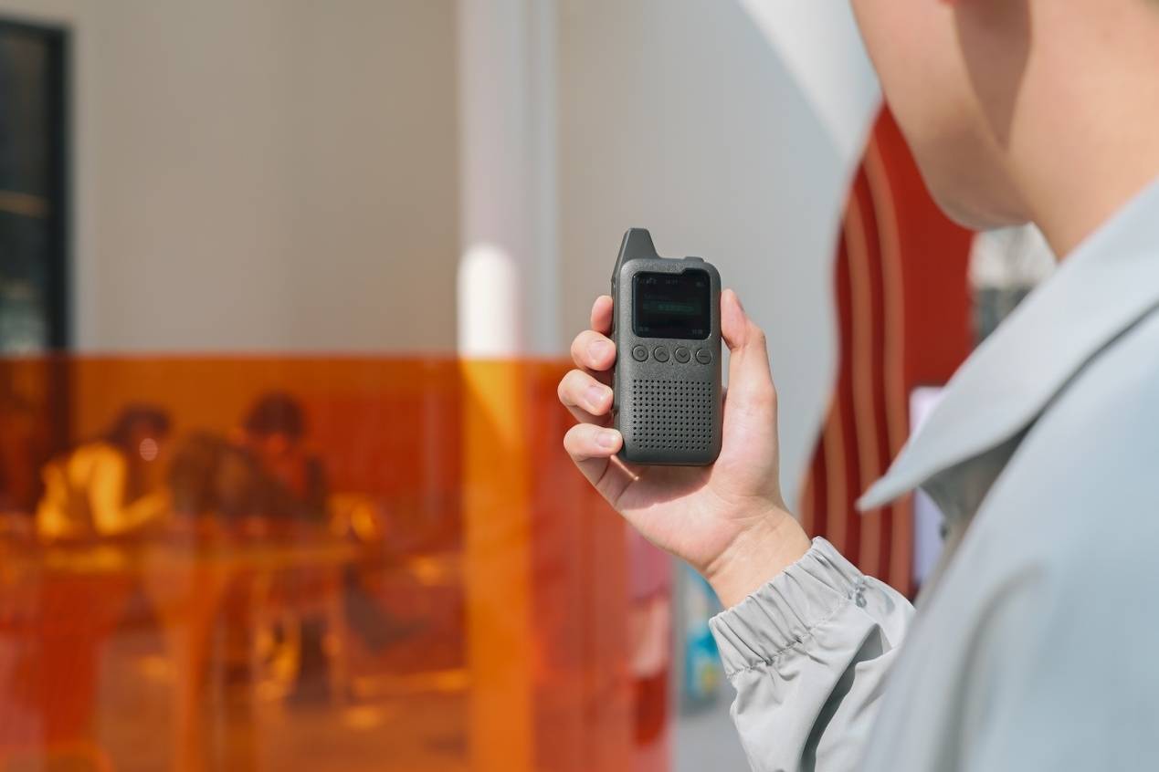 打破距离枷锁!极蜂公网对讲机QM01,一款远程通讯利器