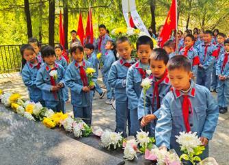 为革命烈士献花篮,向先烈致以崇高敬意。