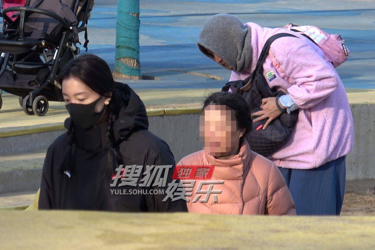 王传君齐溪公园带娃温馨画面曝光，奶爸形象深入人心