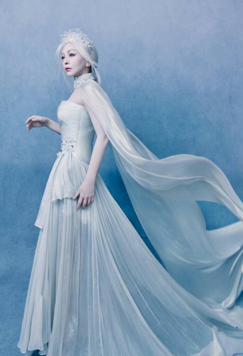 王琳银发绿裙惊艳T台 钟丽缇携女儿亮相上海时装周共赏春日绮梦