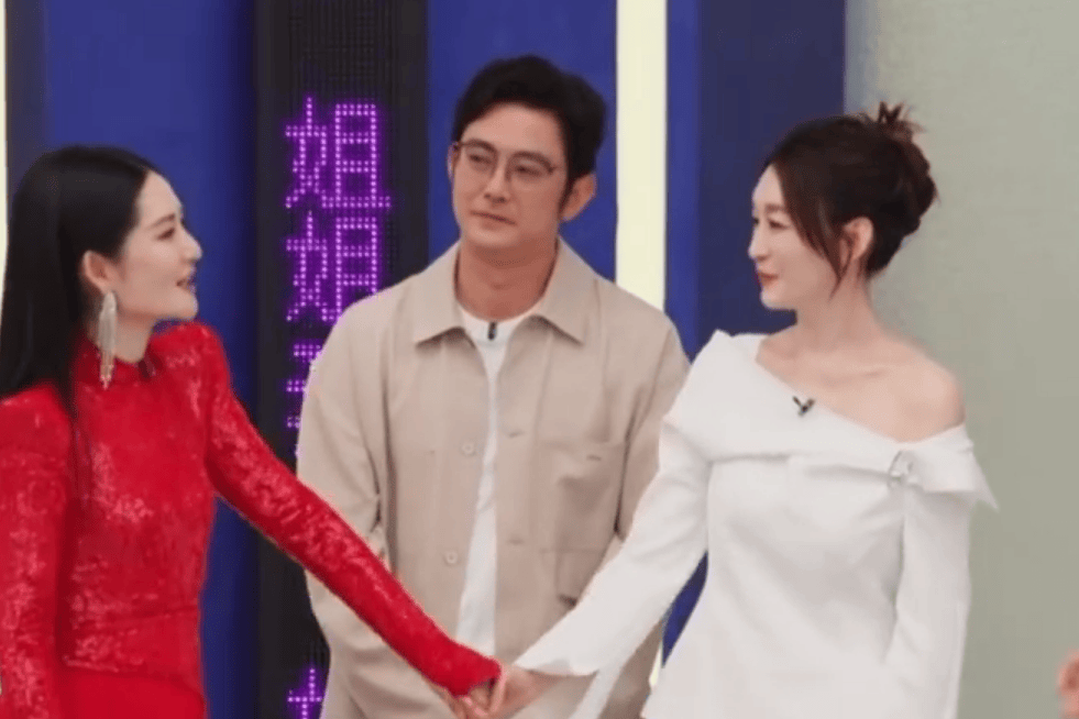 谢娜直播回应与李小冉不和传闻，手拉手互动破谣言展闺蜜情