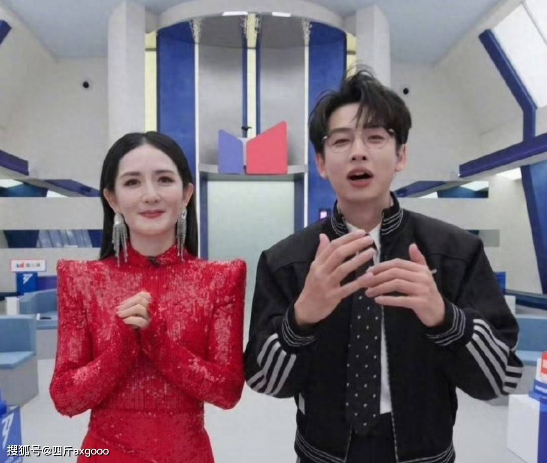 谢娜凌晨发文，拒绝承认她主持水平差，流程问题是节目组调度安排封面图