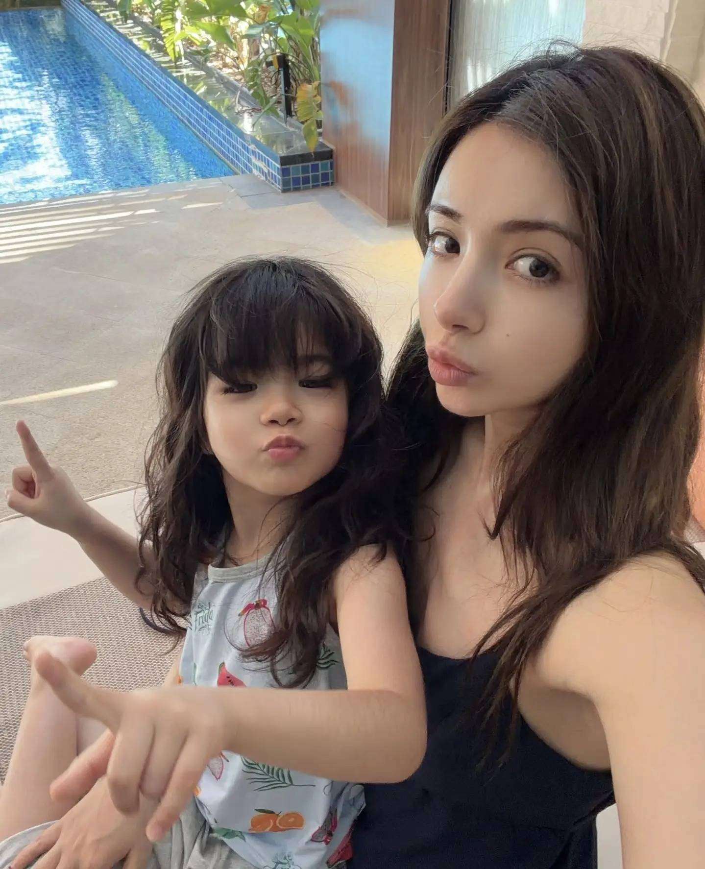 姜潮一家云南旅游麦迪娜穿吊带纤薄高挑4岁女儿比妈美