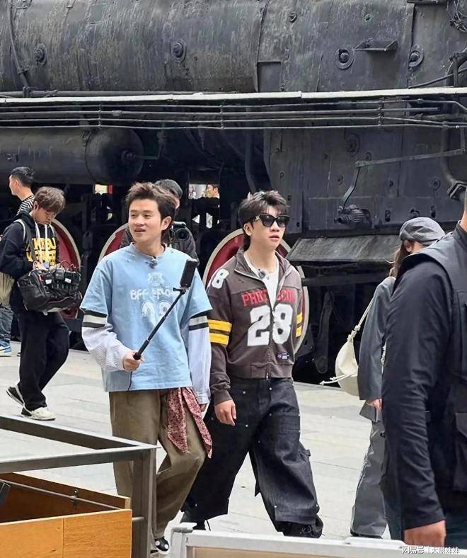 王勉杨和苏哈妮克孜成都同框！综艺路透穿搭太有范儿，路人狂拍 (http://www.tianiu.net/) 娱乐 第1张