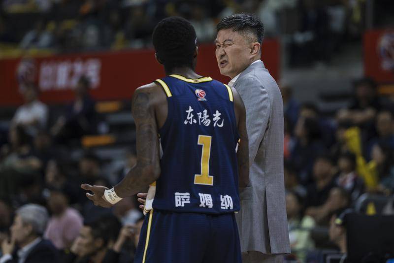 萨姆纳膝关节出血休战两周 杜锋：广东三个伤病很困难