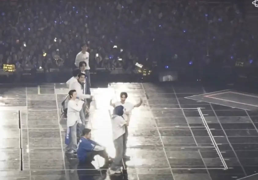 Super Junior演唱会突发意外！看台栏杆断裂致多名粉丝坠落受伤