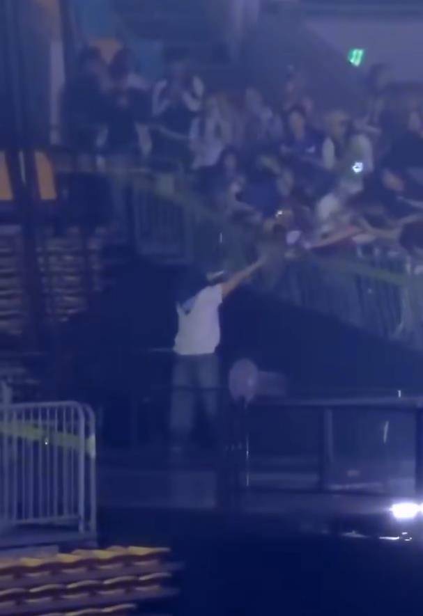 演唱会栏杆断裂观众坠落，经纪公司发声明：3名观众跌落并受伤 插图3