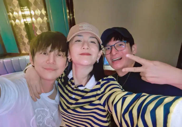 谢娜分享与何炅李维嘉温馨聚餐照 三人共品米粉加鸡腿幸福满满