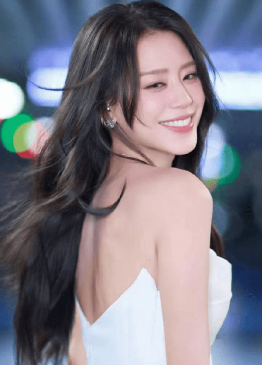 江语晨团队辟谣退赛“浪姐”：专注训练，直播互动显率真