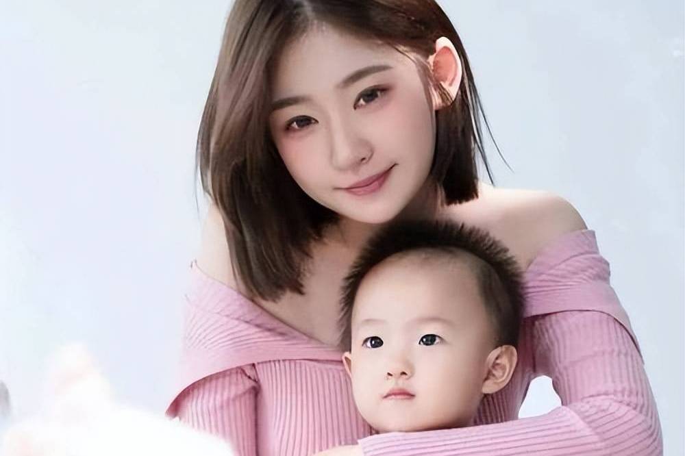 黄一鸣携女万达直播一夜揽金50万 多次强调女儿神似王健林