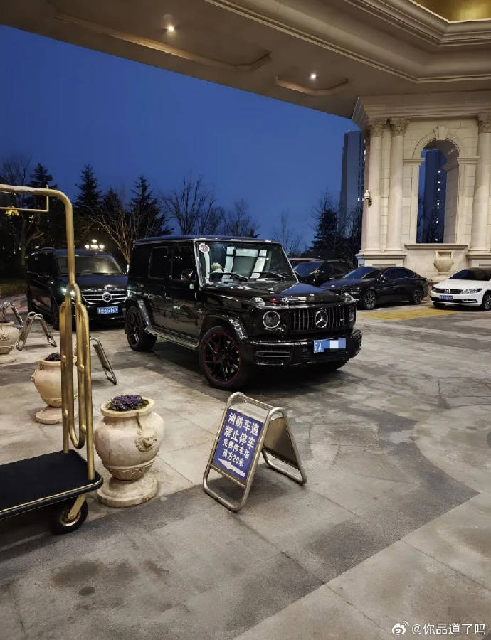 王宝强和女友开大G现身青岛，冯清本人又高又瘦，两人身高差吸睛 插图1