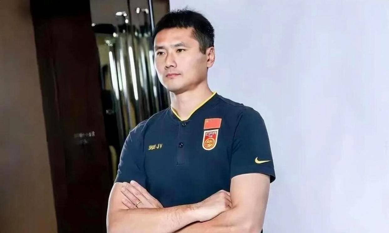 邵佳一孙继海兄弟互怼表面温情藏真相，国足权力版图残酷博弈，别天真那是老炮儿的权力宣示