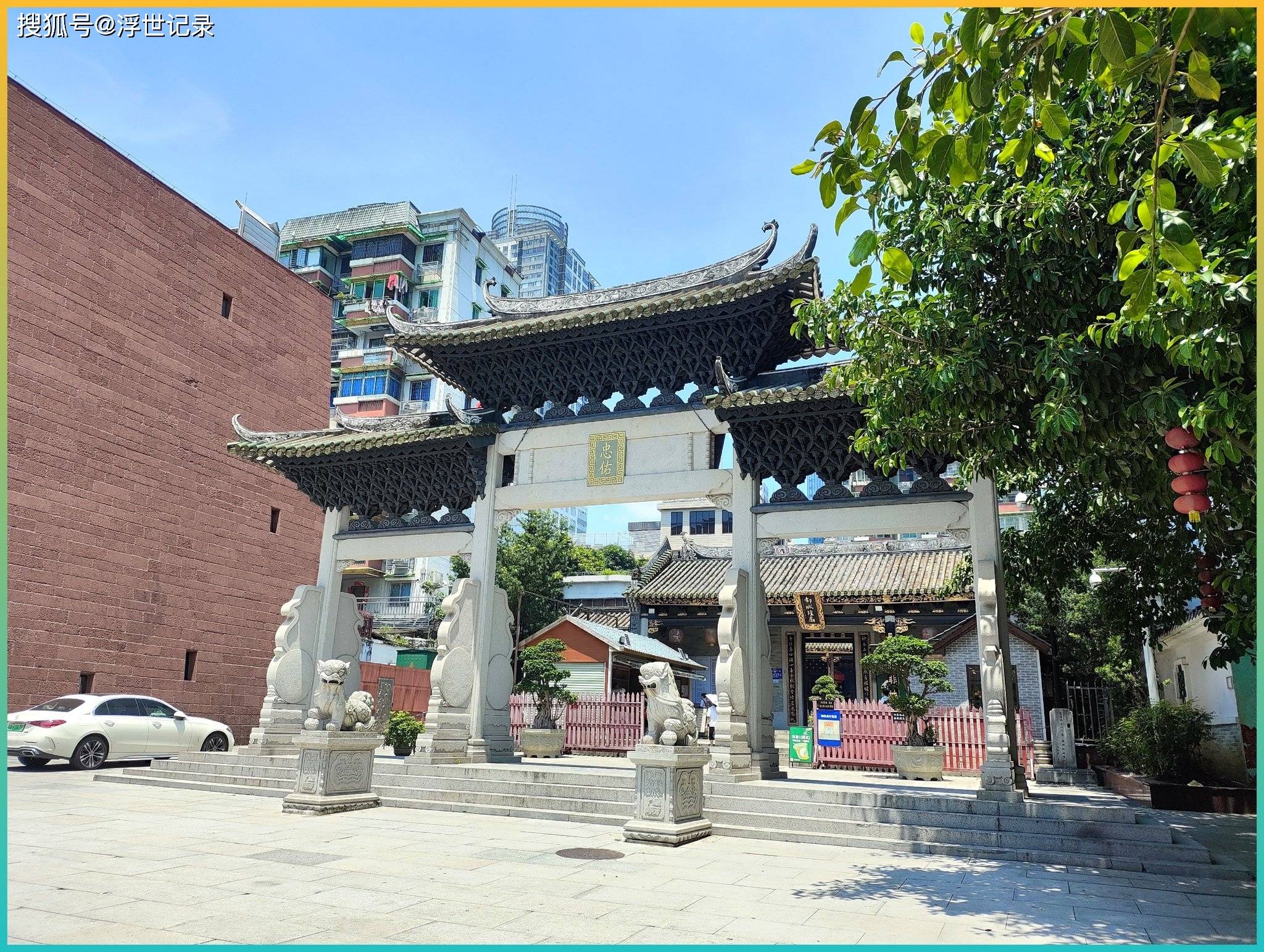 广州老城区骑楼街景，晨光洒在街道，行人悠闲，南方城市生活气息，高清写实