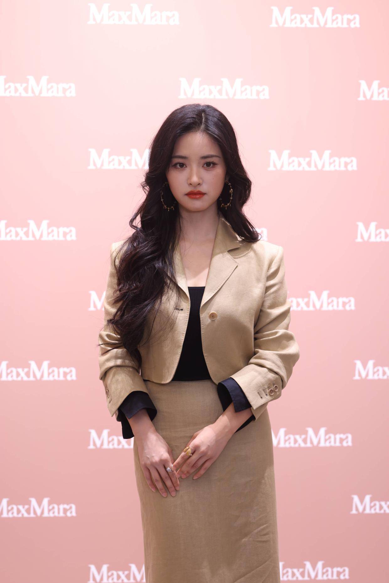 沈月浅咖色西服优雅现身 蒋欣灰色风衣尽显知性风采