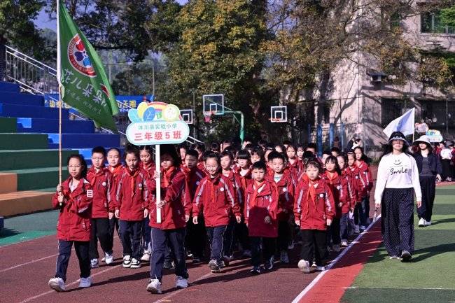 沐川县实验小学关工委举行春季田径运动会(图4) 沐川县实验小学关工委举行春季田径运动会(图4)