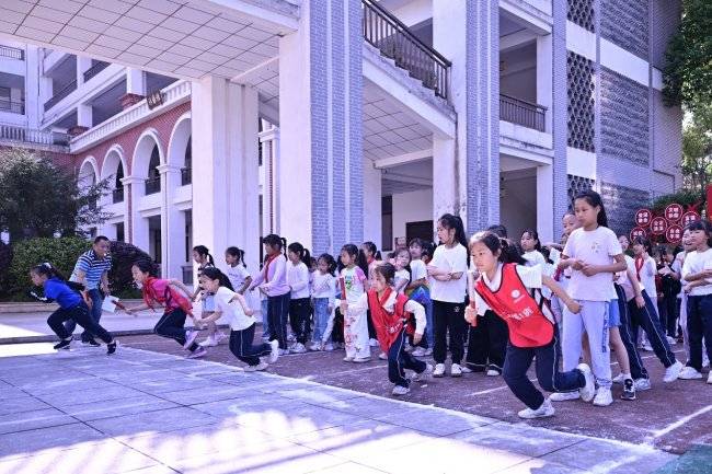 沐川县实验小学关工委举行春季田径运动会(图5) 沐川县实验小学关工委举行春季田径运动会(图5)
