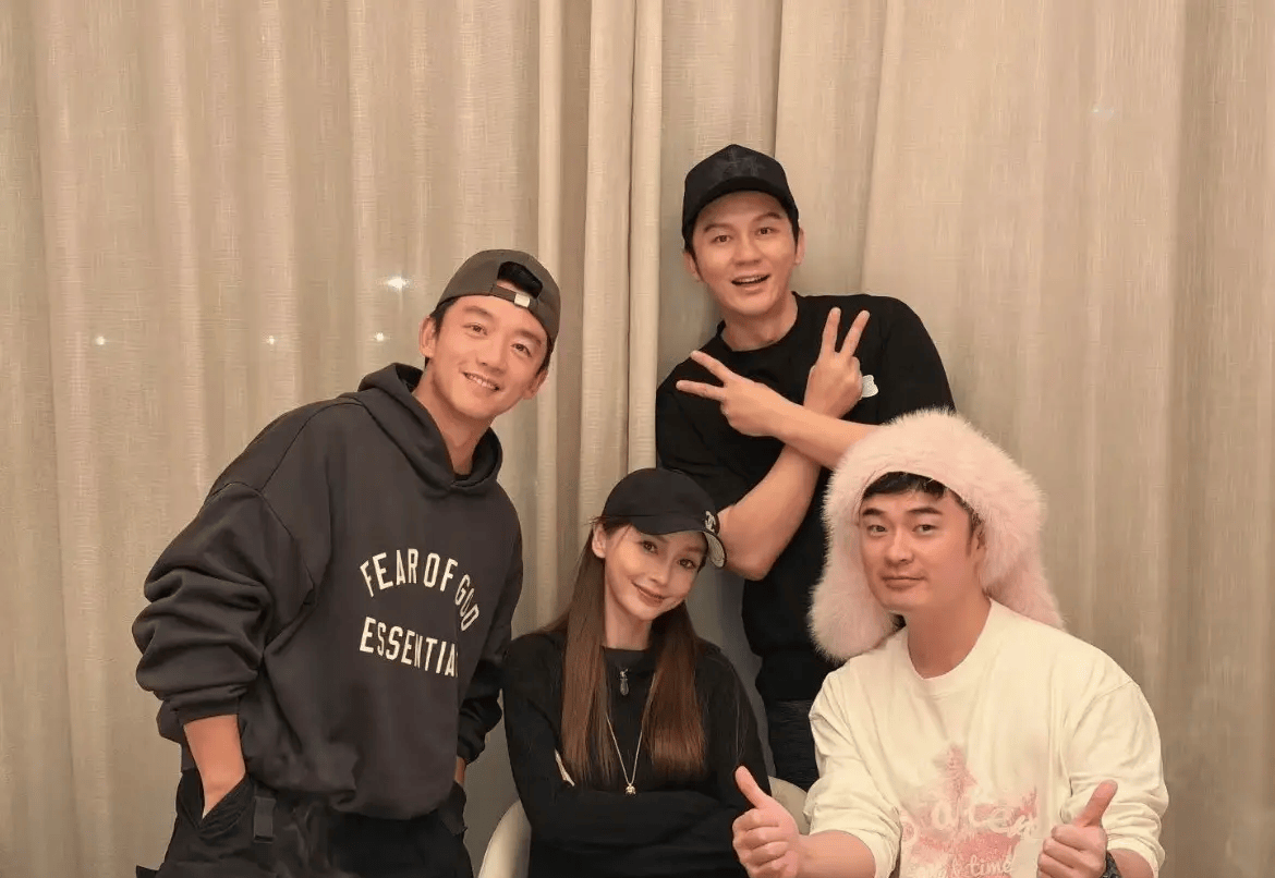 李晨分享与郑恺Angelababy陈赫合照 复刻初代跑男经典瞬间引回忆潮