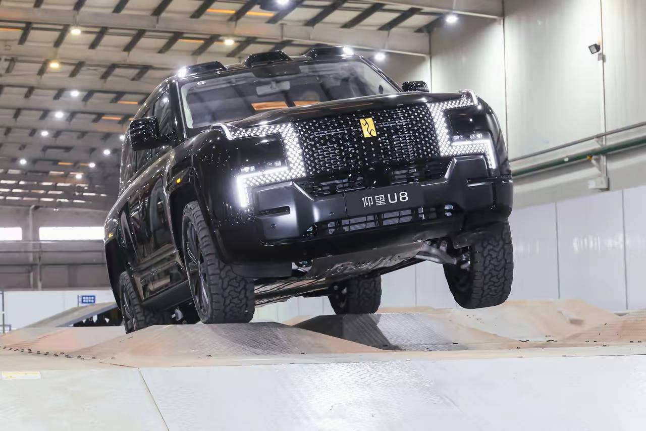 厂房里藏了一座“天门山”!比亚迪这波操作,让国外越野老炮都沉默了!