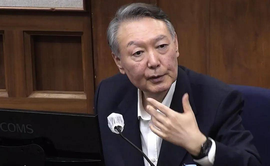 韩国前总统尹锡悦夫妇时隔9个月法庭相见，细节披露：他眼眶泛红凝视妻子，不时抹泪 -华闻时空