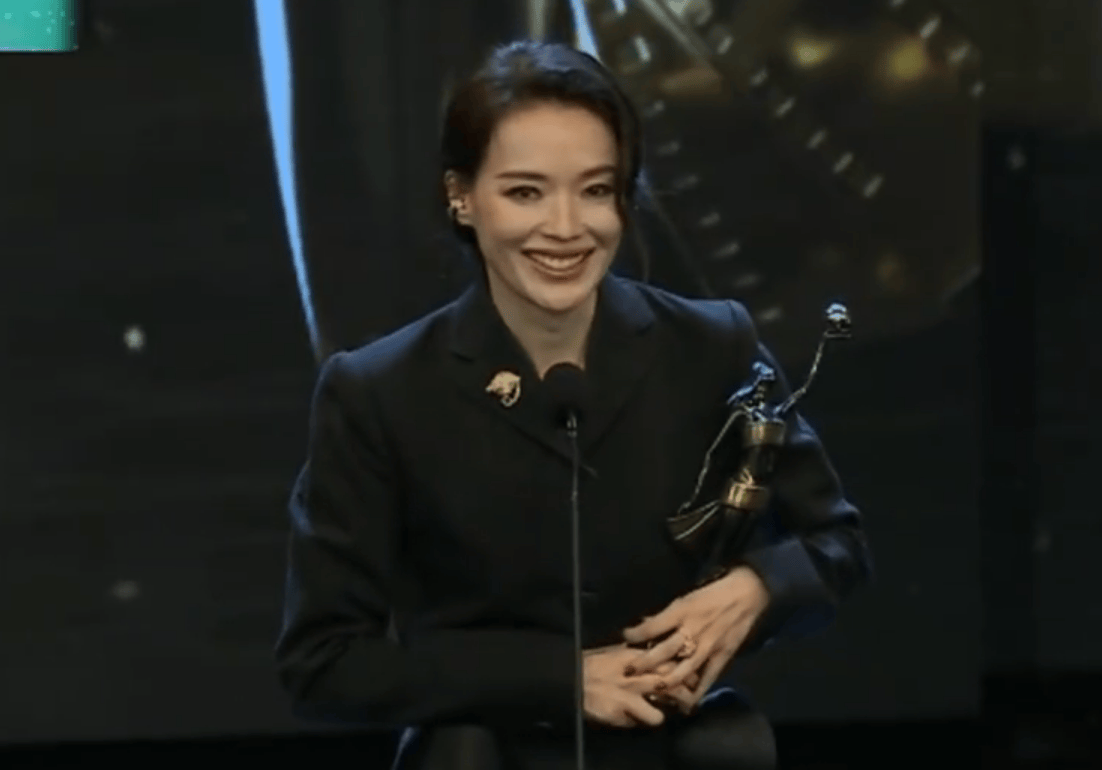 舒淇金像奖获奖感言引热议：入行30年再夺新晋导演奖自称最老新人