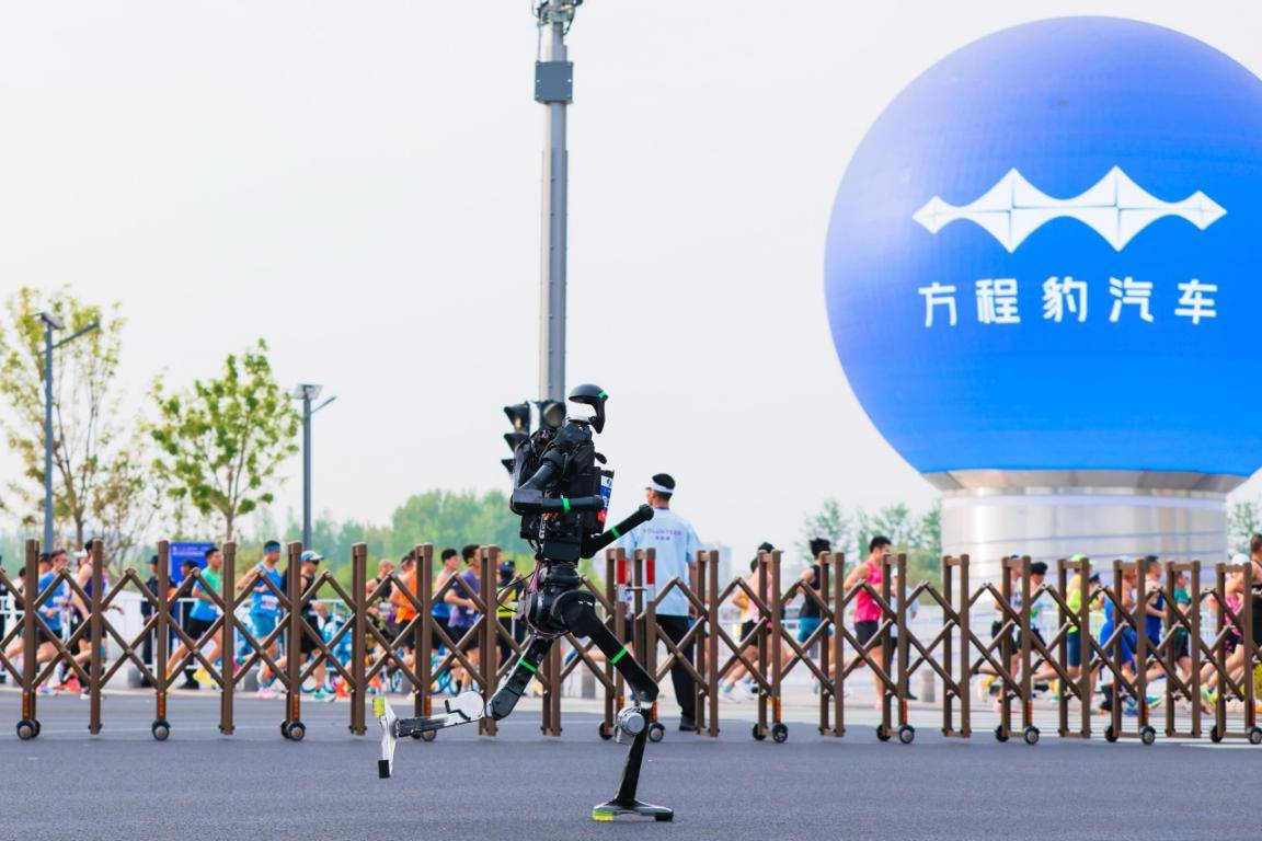 方程豹护航全球首场人形机器人马拉松，共谱未来出行新篇章