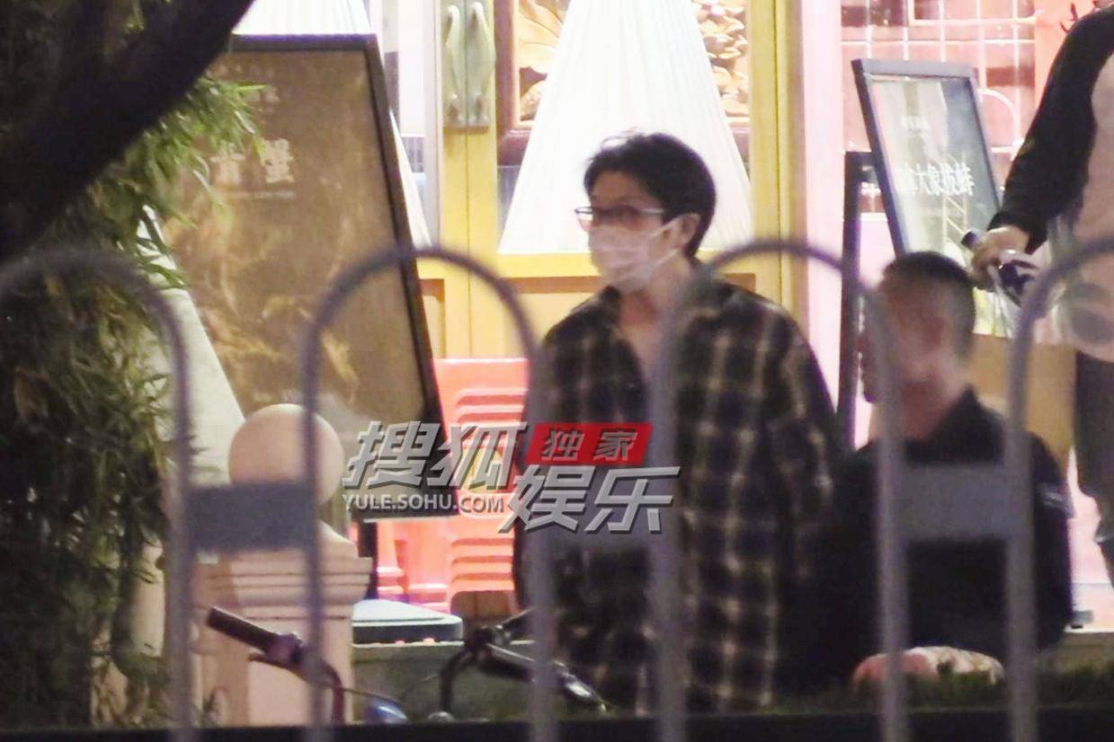 毛不易私服造型引关注 宽松格子衫诠释随性生活哲学