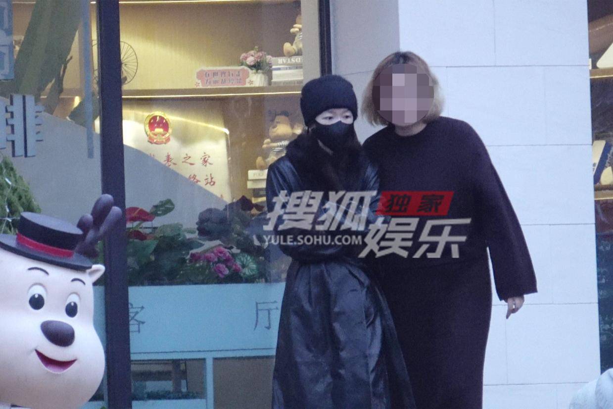 周冬雨黑色皮草风衣街拍，清冷精灵气质尽显